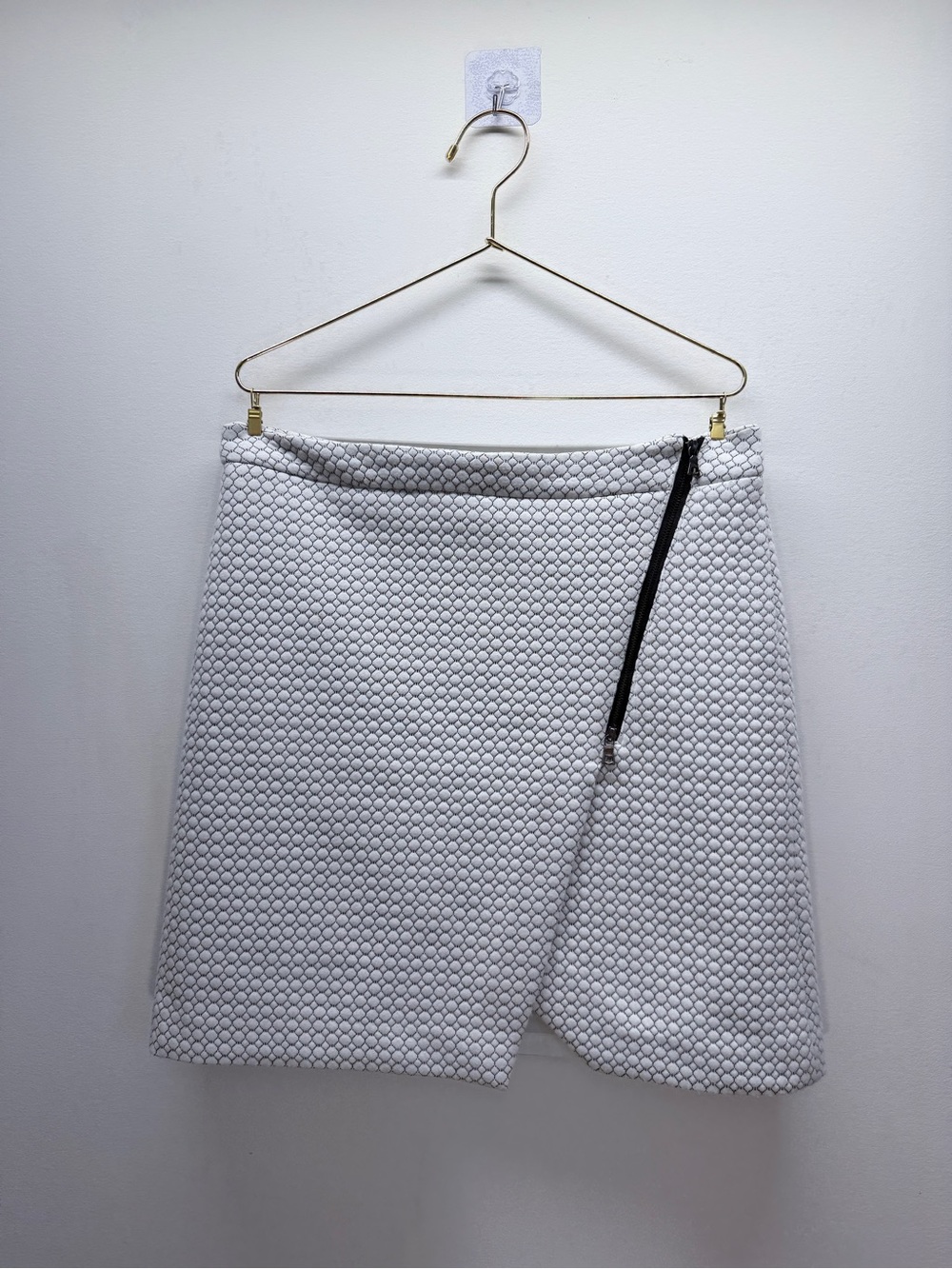 Size 6 Alice Hope Textured White Mini Skirt with Black Zipper Detail 🔥